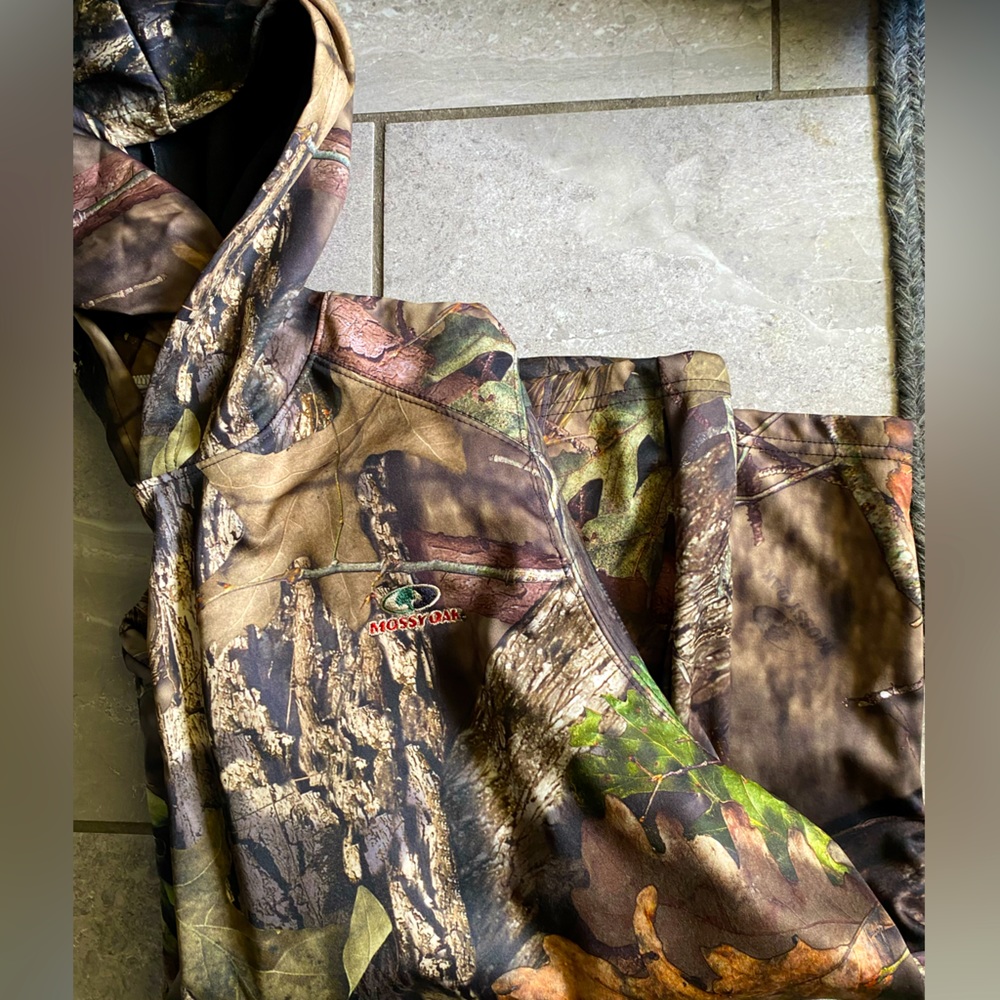MossyOak brand sweatshirt with built in gator 2XL